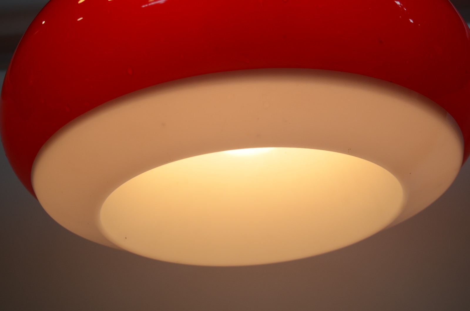 Lustre de acrílico vermelho e branco, anos 70. - foto 3 de 3