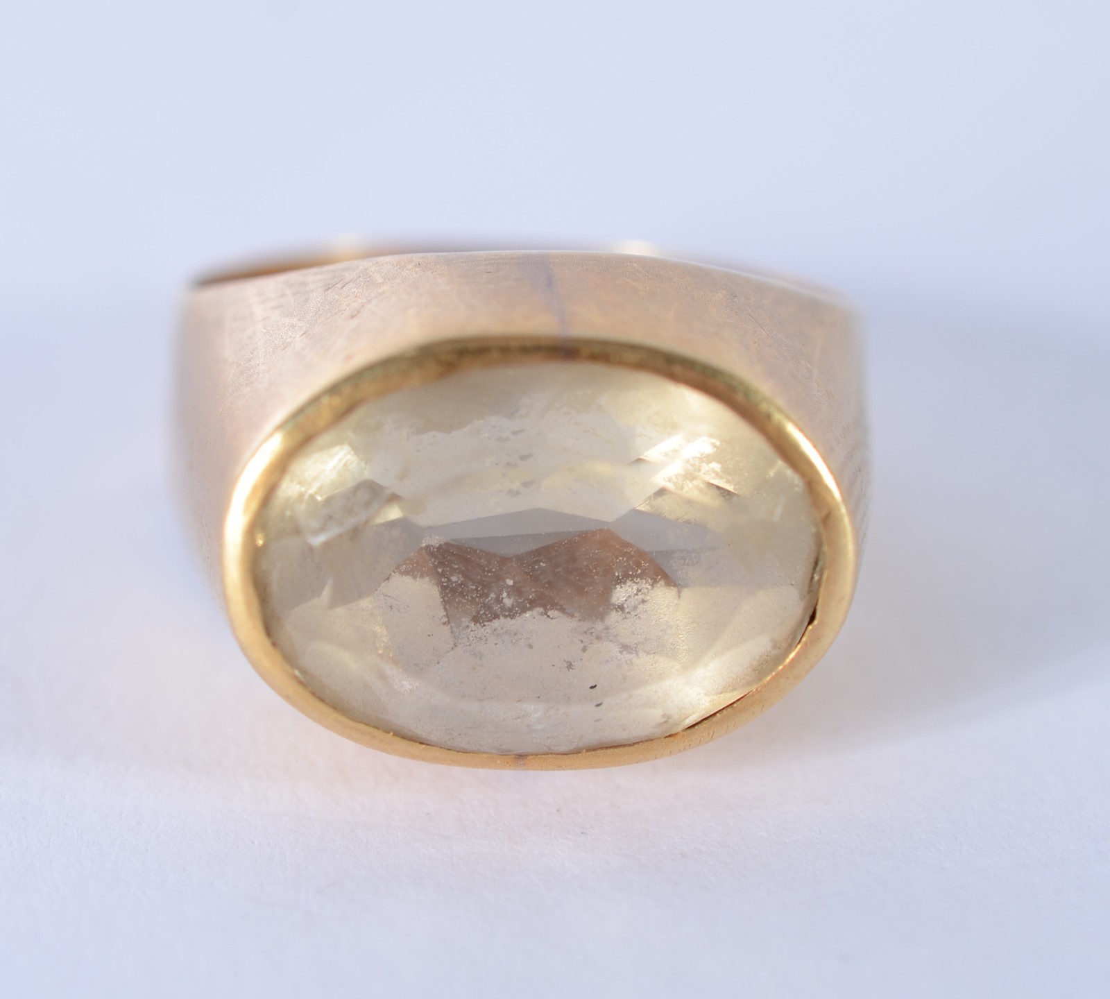 Anel de ouro 18 k., com pedra topázio, aro 26. (Por motivos de... - foto 1 de 4