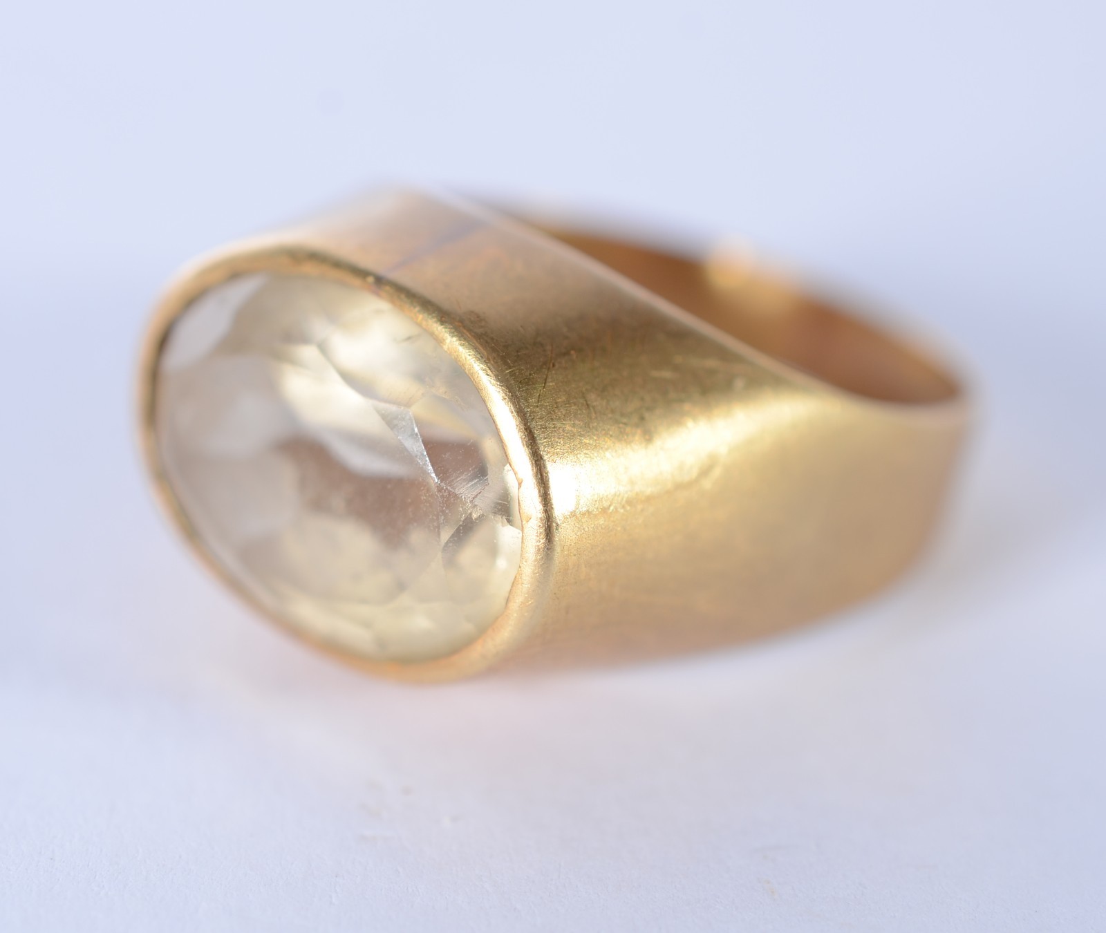 Anel de ouro 18 k., com pedra topázio, aro 26. (Por motivos de... - foto 2 de 4