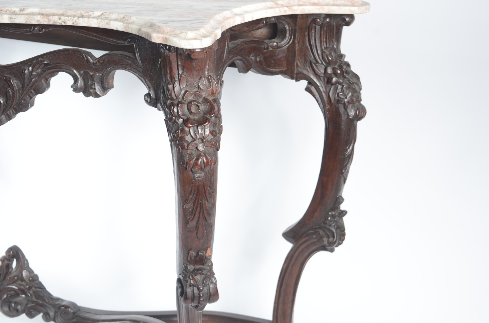 Console de madeira nobre, saia recortada com entalhes e vazados... - foto 2 de 5