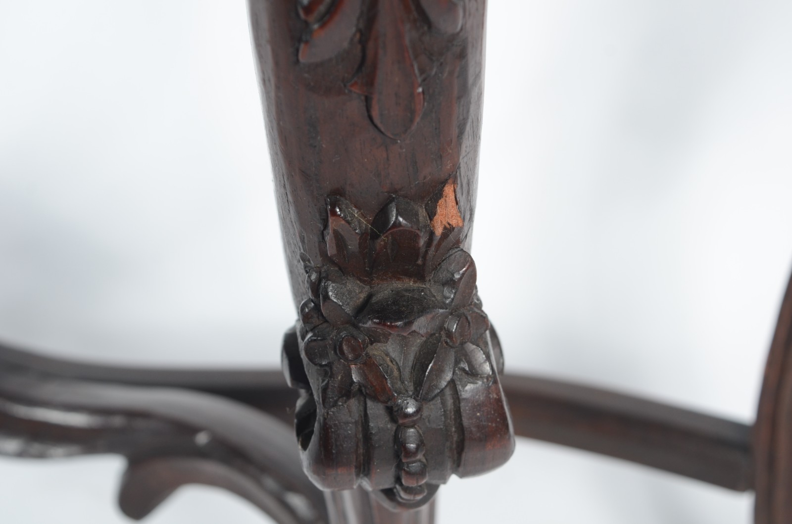 Console de madeira nobre, saia recortada com entalhes e vazados... - foto 4 de 5