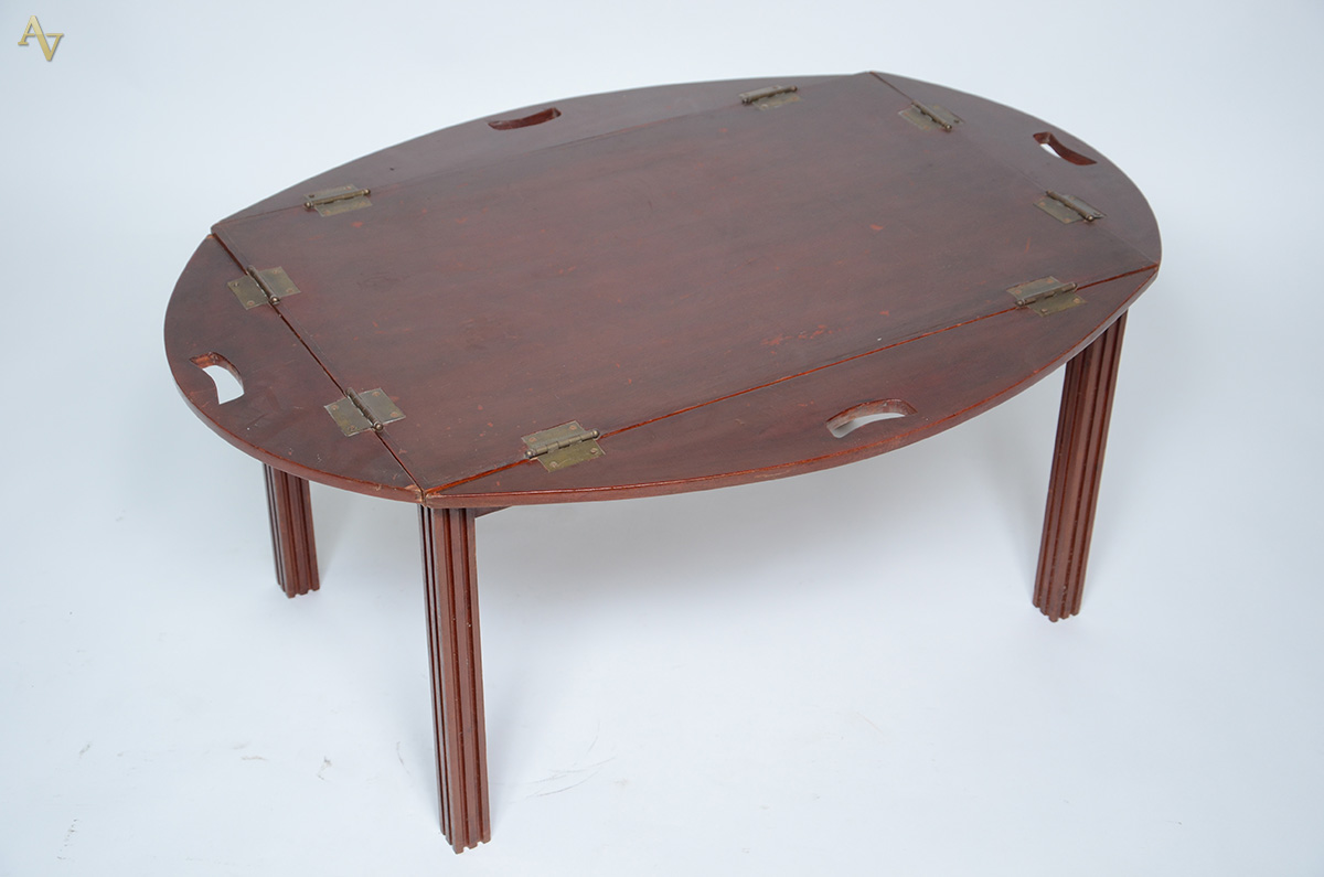 Mesa/bar de madeira, base com pernas retas e tampo na forma de... - foto 2 de 2