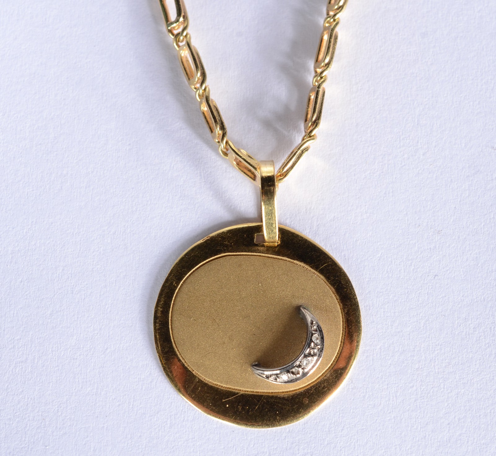Colar com pendente feitio "redondo" com lua e mini brilhantes de ouro... - foto 1 de 5