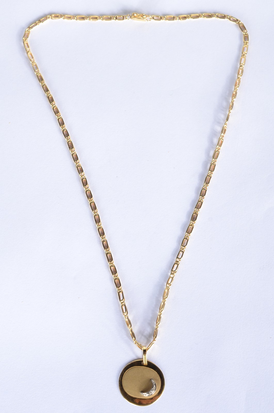 Colar com pendente feitio "redondo" com lua e mini brilhantes de ouro... - foto 2 de 5