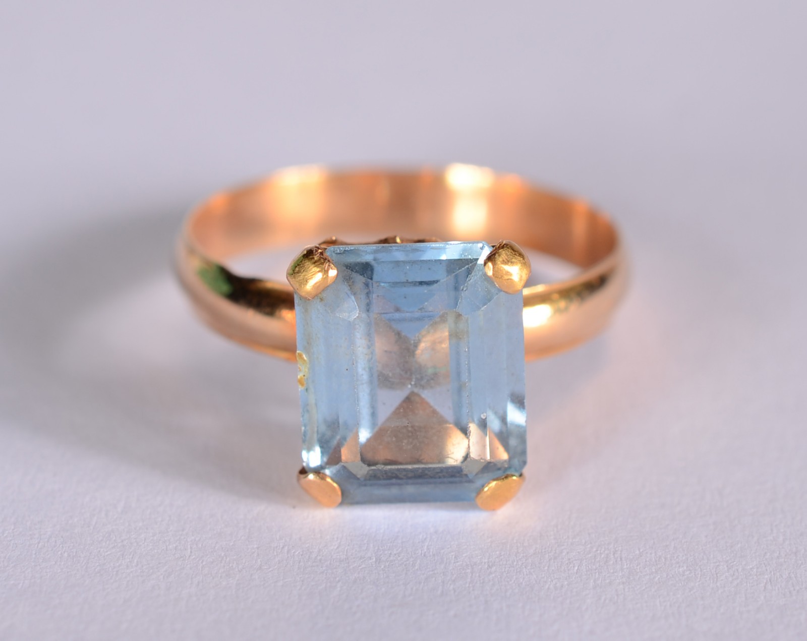 Anel de ouro 18 k., com pedra azul lapidada. Aro 20. (Por motivos de... - foto 1 de 6