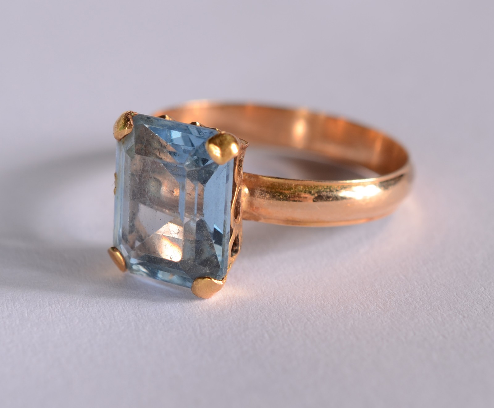 Anel de ouro 18 k., com pedra azul lapidada. Aro 20. (Por motivos de... - foto 2 de 6