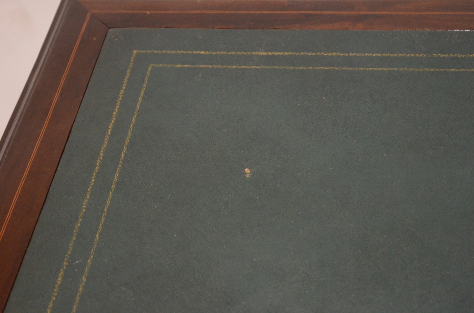 Mesa de escritório de madeira nobre filetada, tampo forrado com couro... - foto 4 de 6