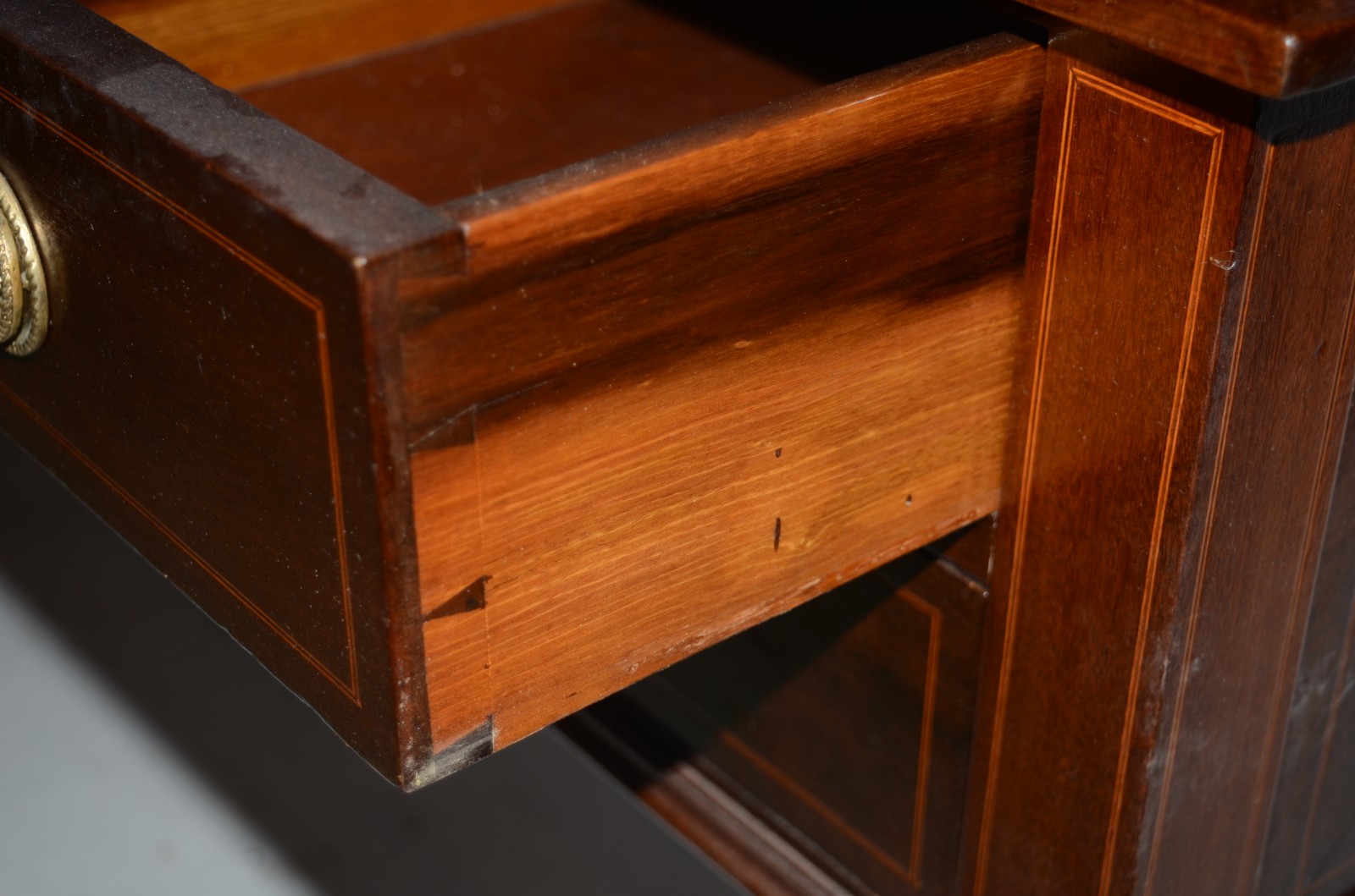 Mesa de escritório de madeira nobre filetada, tampo forrado com couro... - foto 6 de 6