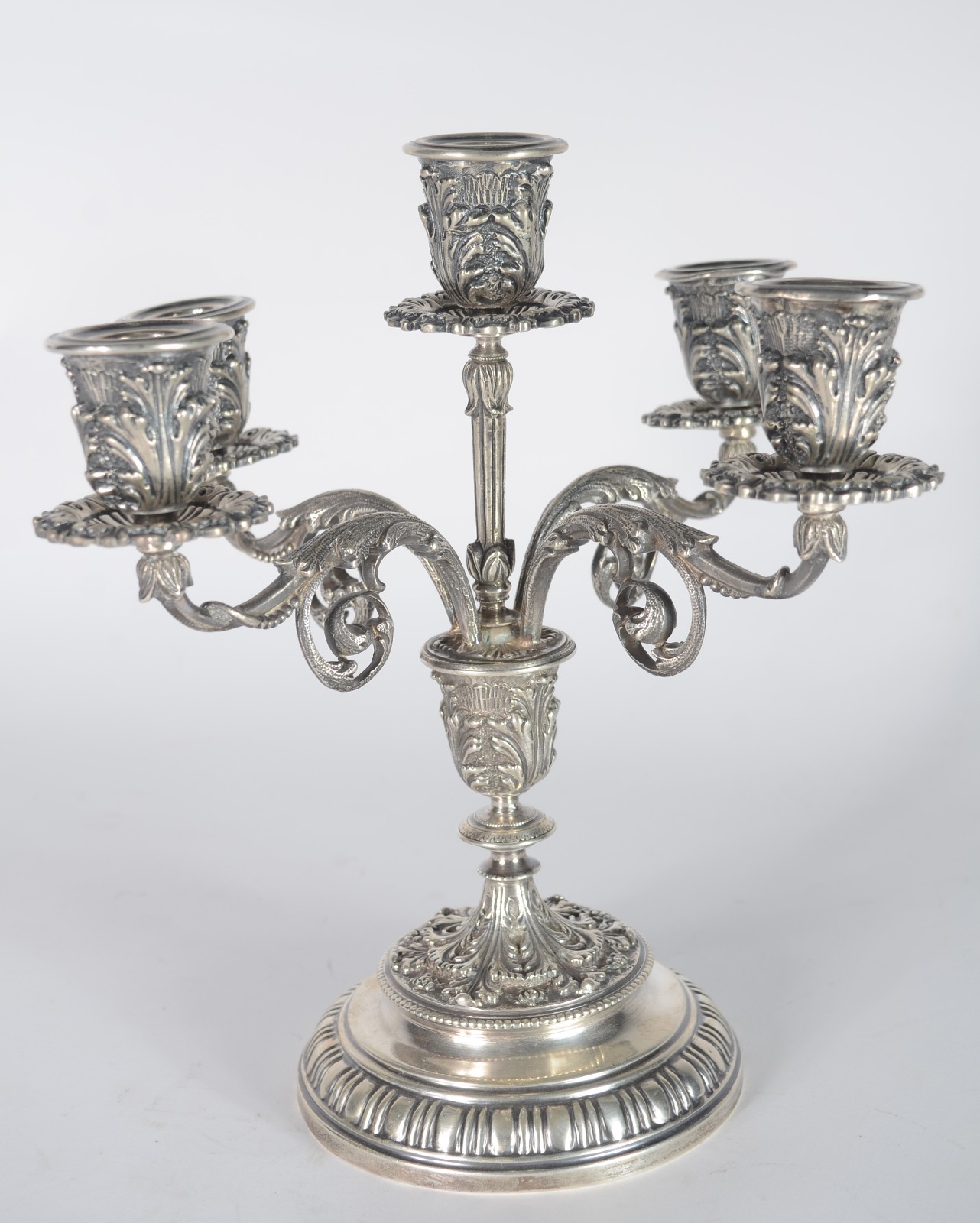 Candelabro de prata de lei para 5 velas, decorado com folhagens. Peso... - foto 1 de 5