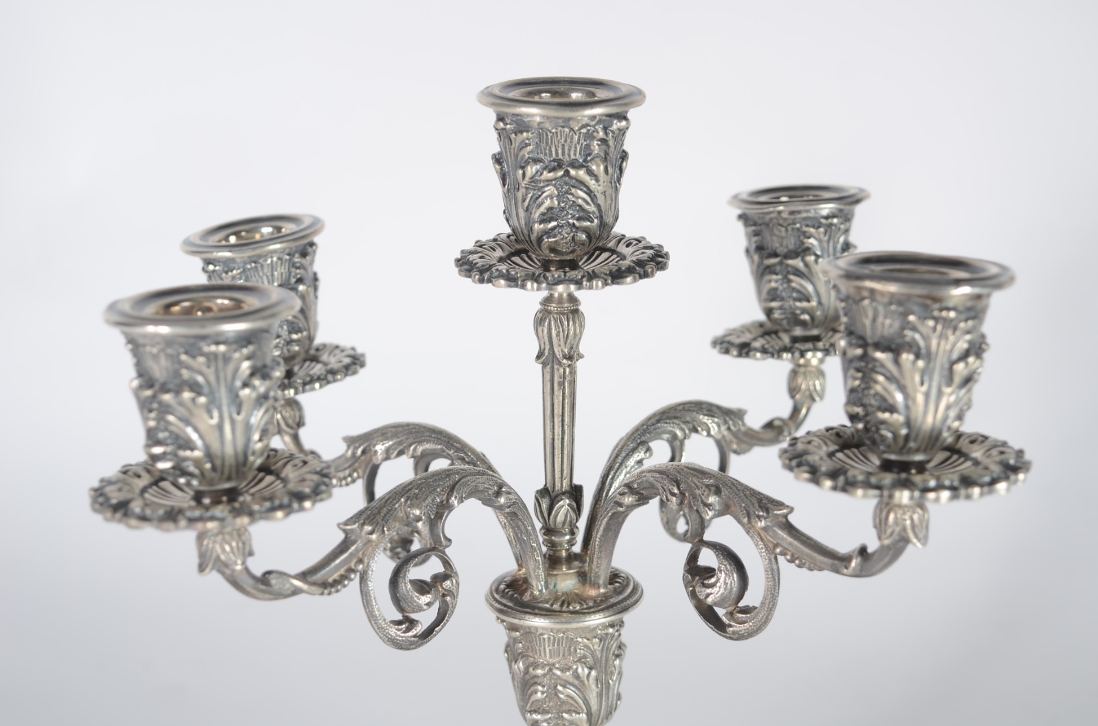 Candelabro de prata de lei para 5 velas, decorado com folhagens. Peso... - foto 2 de 5