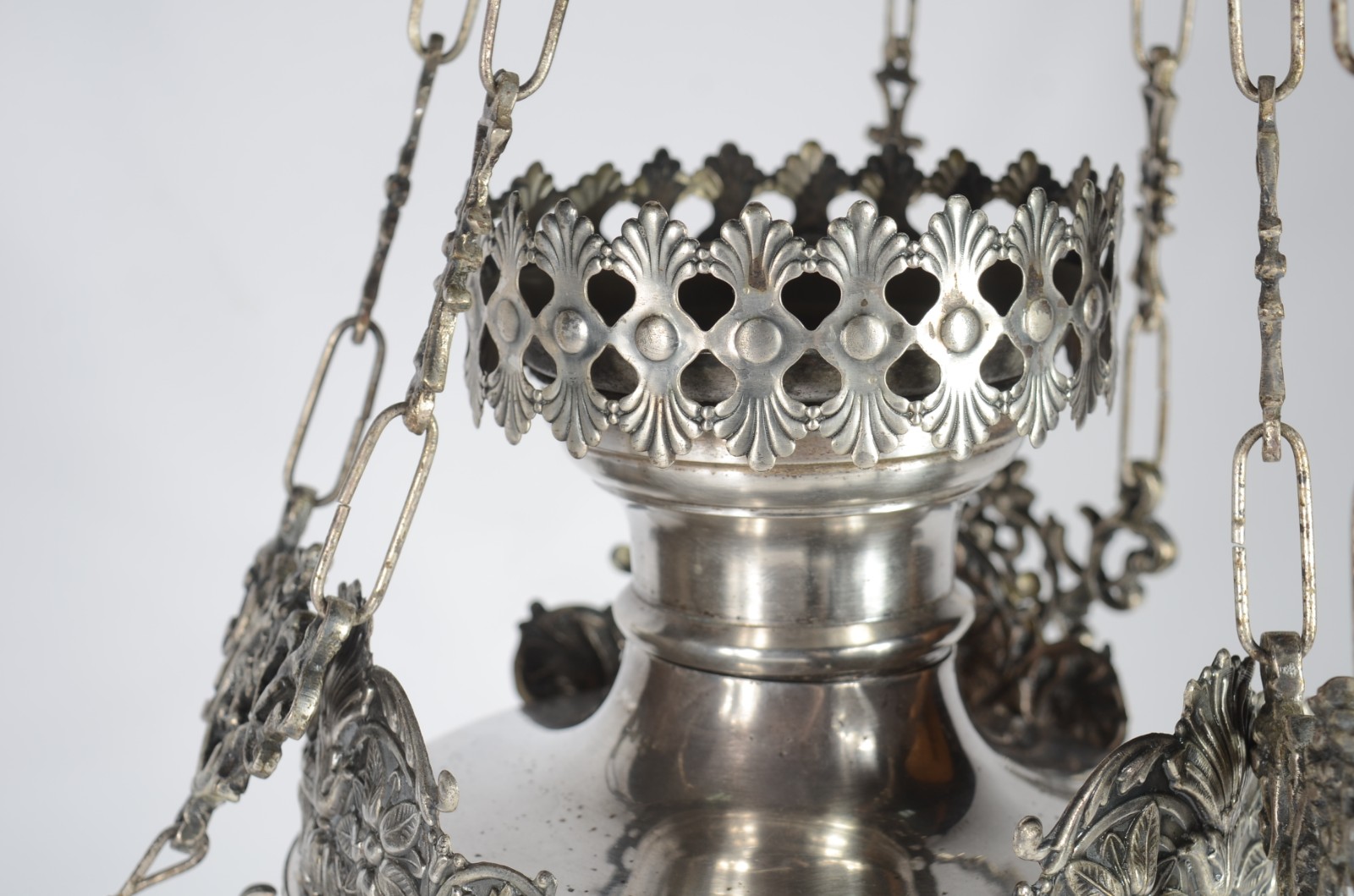 Lampadário de metal prateado com correntes. - foto 4 de 6