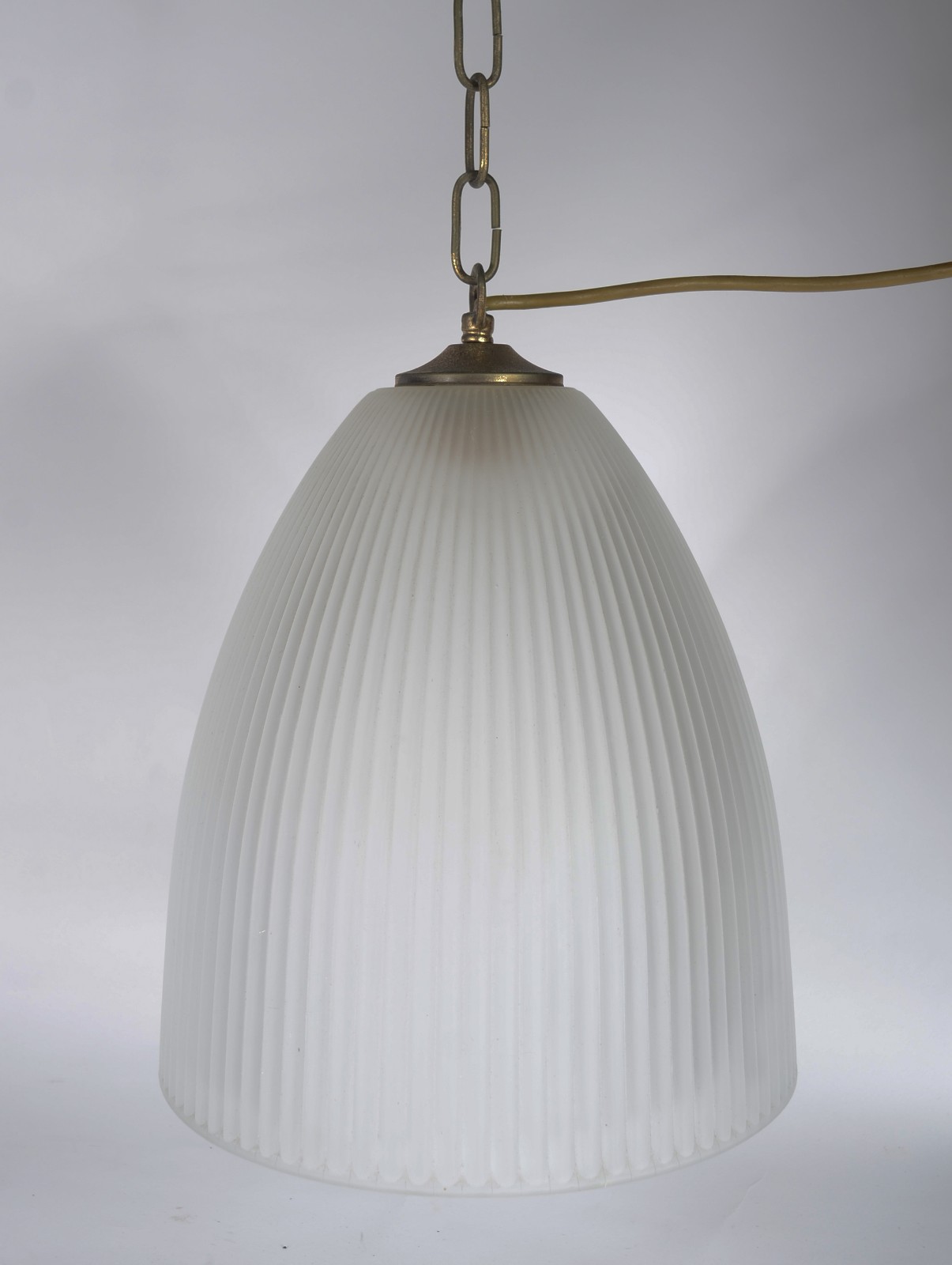Lustre de vidro fosco com corrente de metal dourado (oxidações). - foto 1 de 5