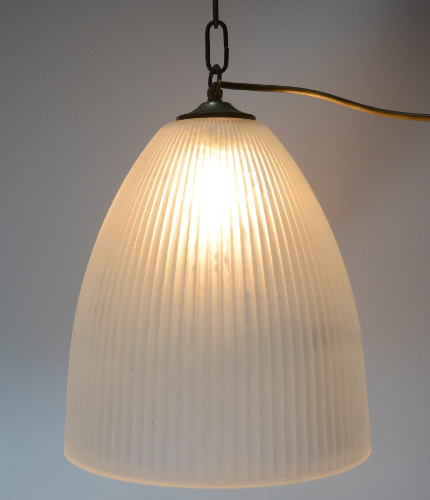 Lustre de vidro fosco com corrente de metal dourado (oxidações). - foto 2 de 5