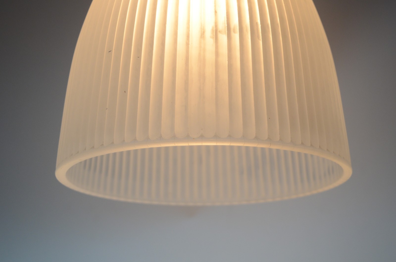 Lustre de vidro fosco com corrente de metal dourado (oxidações). - foto 3 de 5