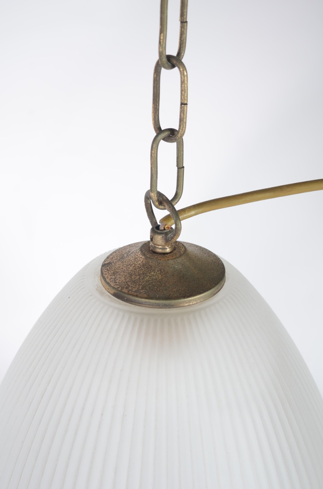 Lustre de vidro fosco com corrente de metal dourado (oxidações). - foto 4 de 5