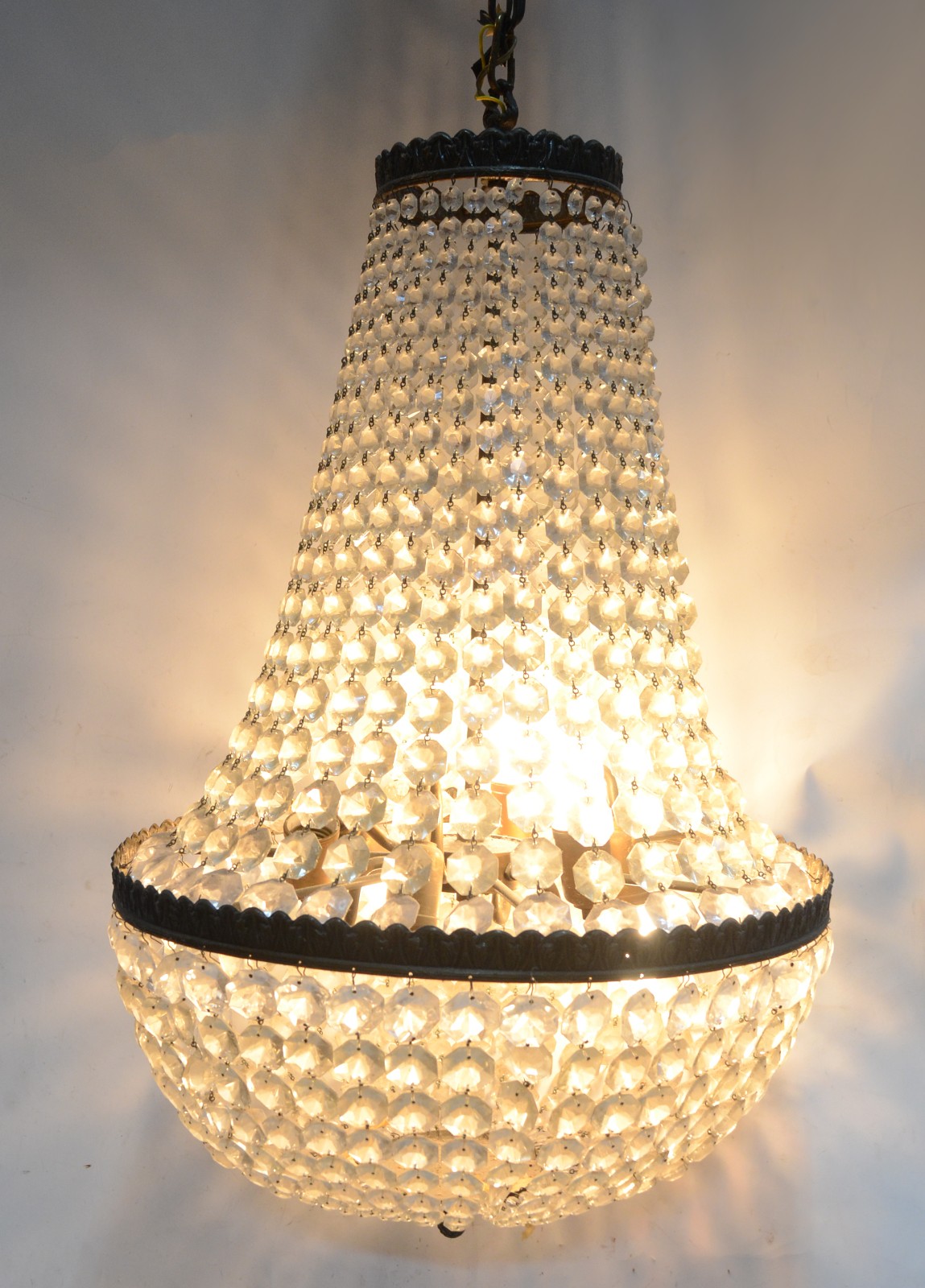 Lustre estilo Império de metal e contas de cristal lapidado. - foto 2 de 6