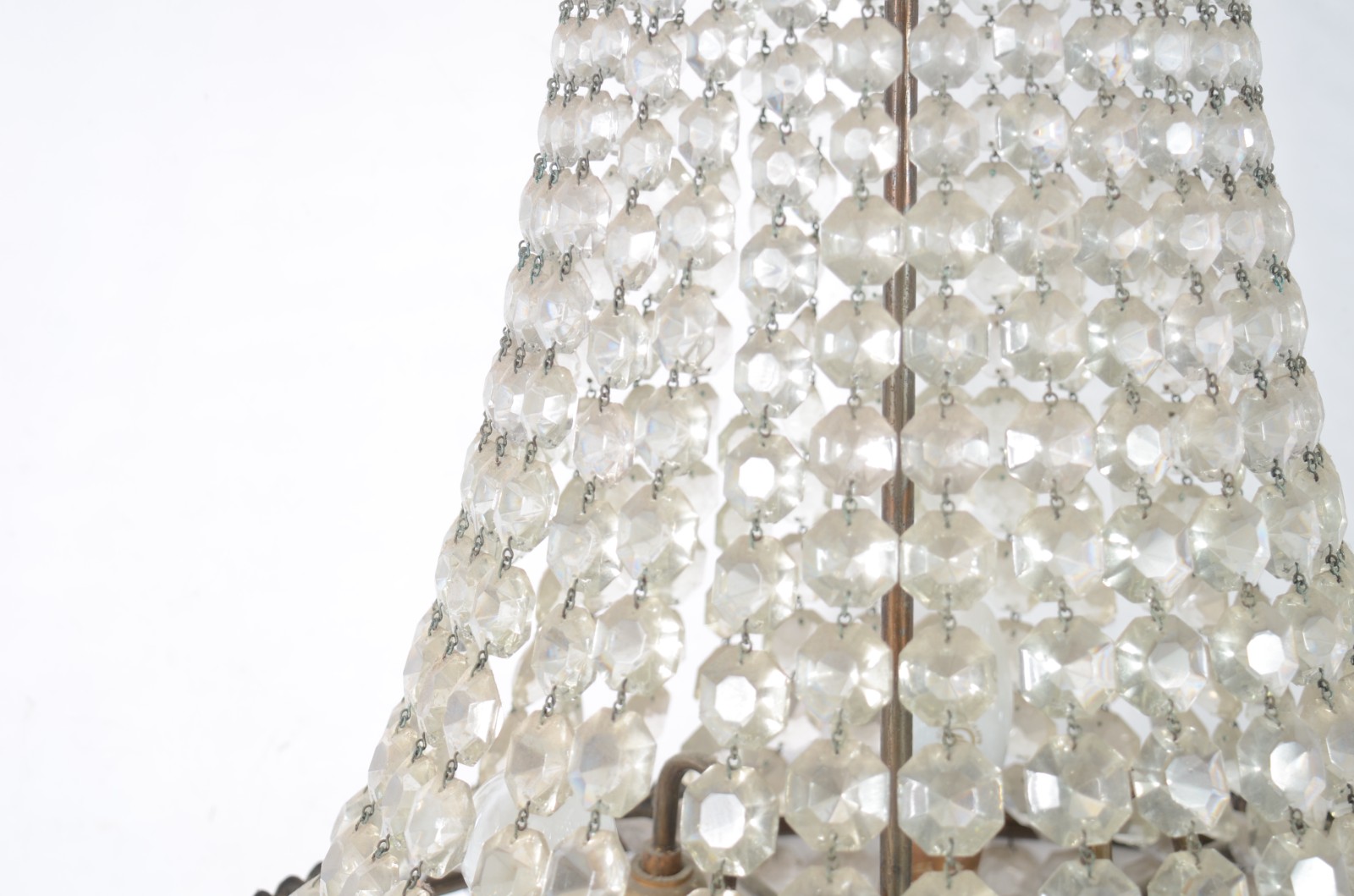 Lustre estilo Império de metal e contas de cristal lapidado. - foto 6 de 6