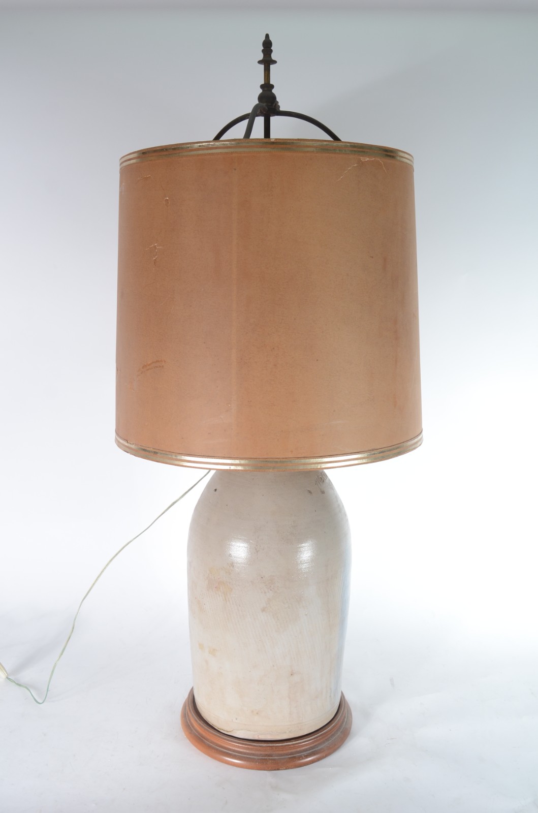 Abatjour com base adaptada de antigo "pote de cerâmica para banha"... - foto 1 de 4