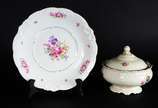 KPM (1831-1971),  - Duas peças de porcelana KPM, sendo uma potiche de porcelana alemã na cor bege com flores em policromia e friso dourado e prato de porcelana polonesa n
