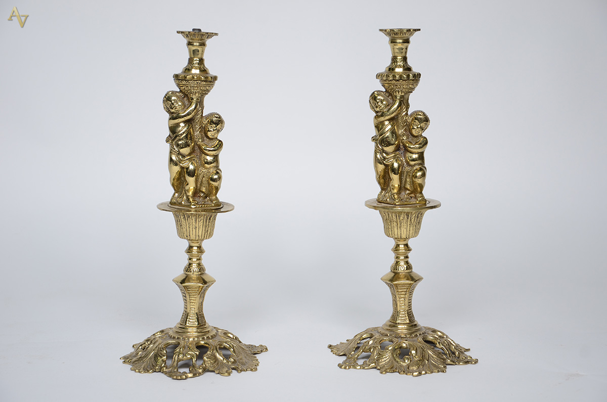 Par de castiçais de bronze. Altura 35,5 cm.