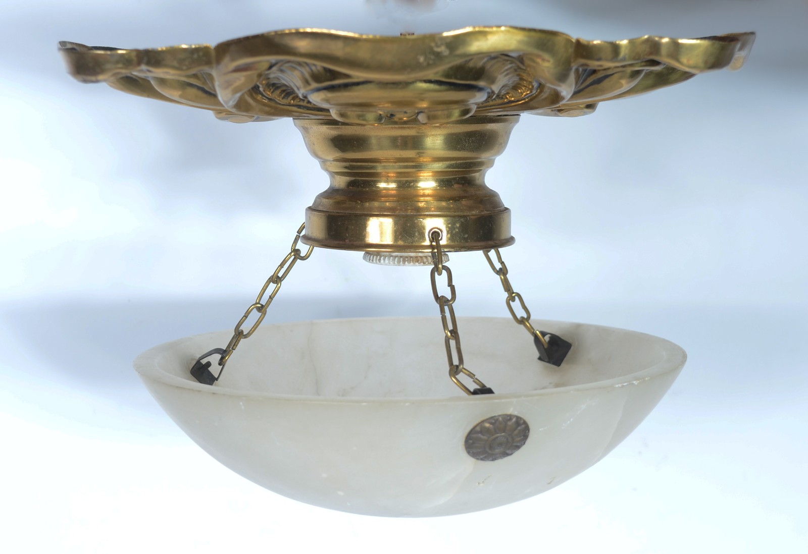 Par de plafoniers de metal dourado com cúpulas de alabastro. - foto 4 de 6