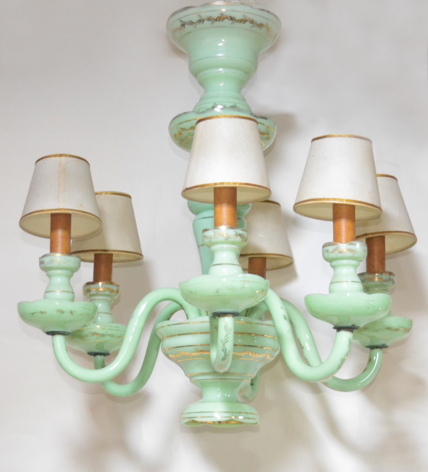 Lustre para 6 luzes de opalina verde com frisos dourados e pequenas... - foto 1 de 2