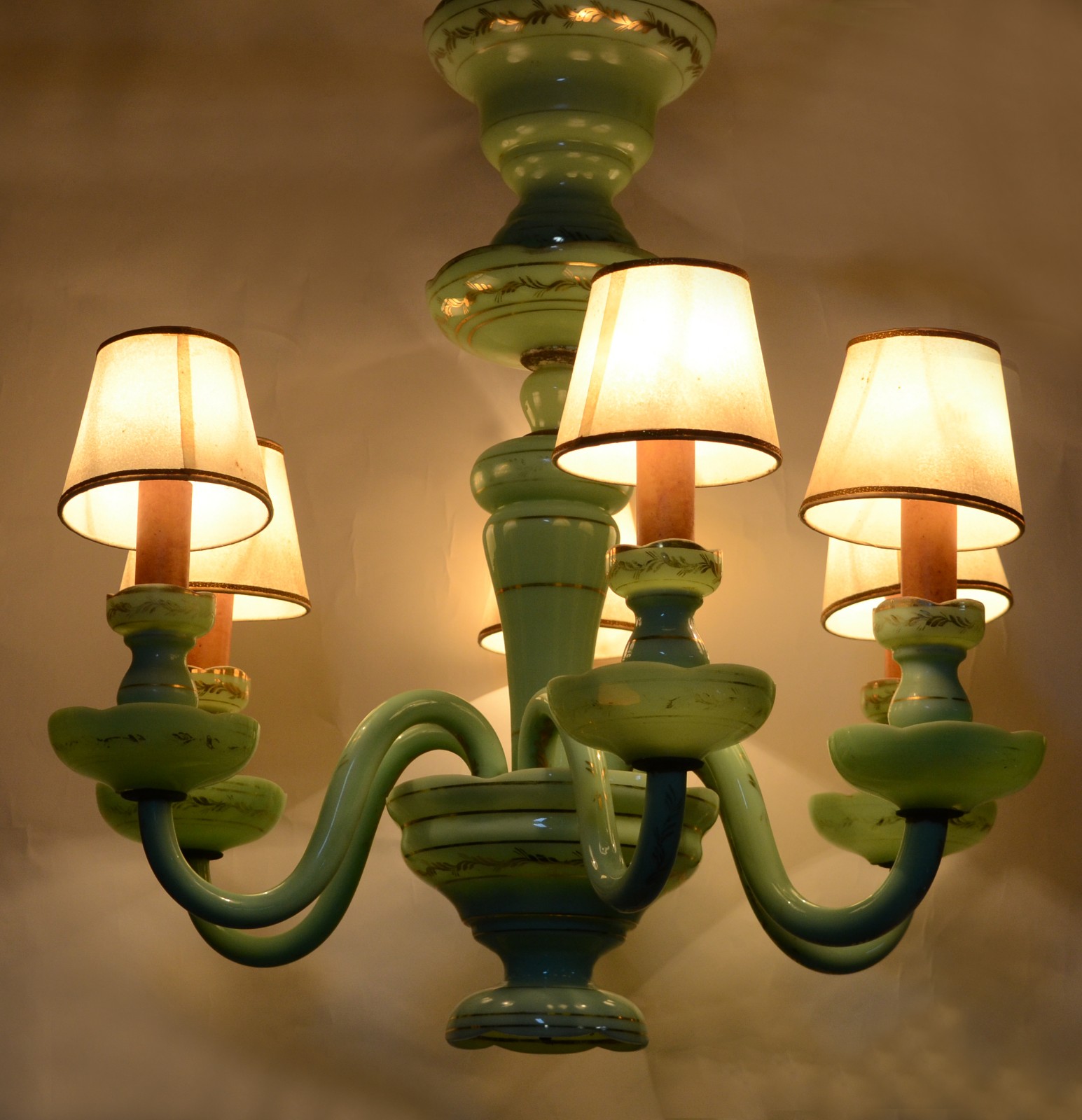 Lustre para 6 luzes de opalina verde com frisos dourados e pequenas... - foto 2 de 2