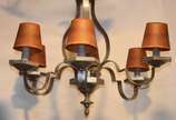 Lustre de metal para 6 luzes com base e bobeche... - Lustre de metal para 6 luzes com base e bobeches sextavadas, mangas de pergaminho. Oxidado. Desgastes.