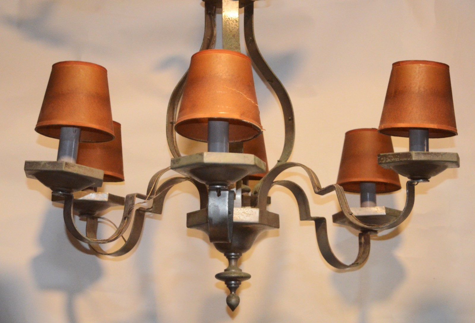 Lustre de metal para 6 luzes com base e bobeches sextavadas, mangas... - foto 1 de 3