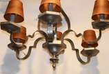 Lustre de metal para 6 luzes com base e bobeche... - Lustre de metal para 6 luzes com base e bobeches sextavadas, mangas de pergaminho. Oxidado. Desgastes.
