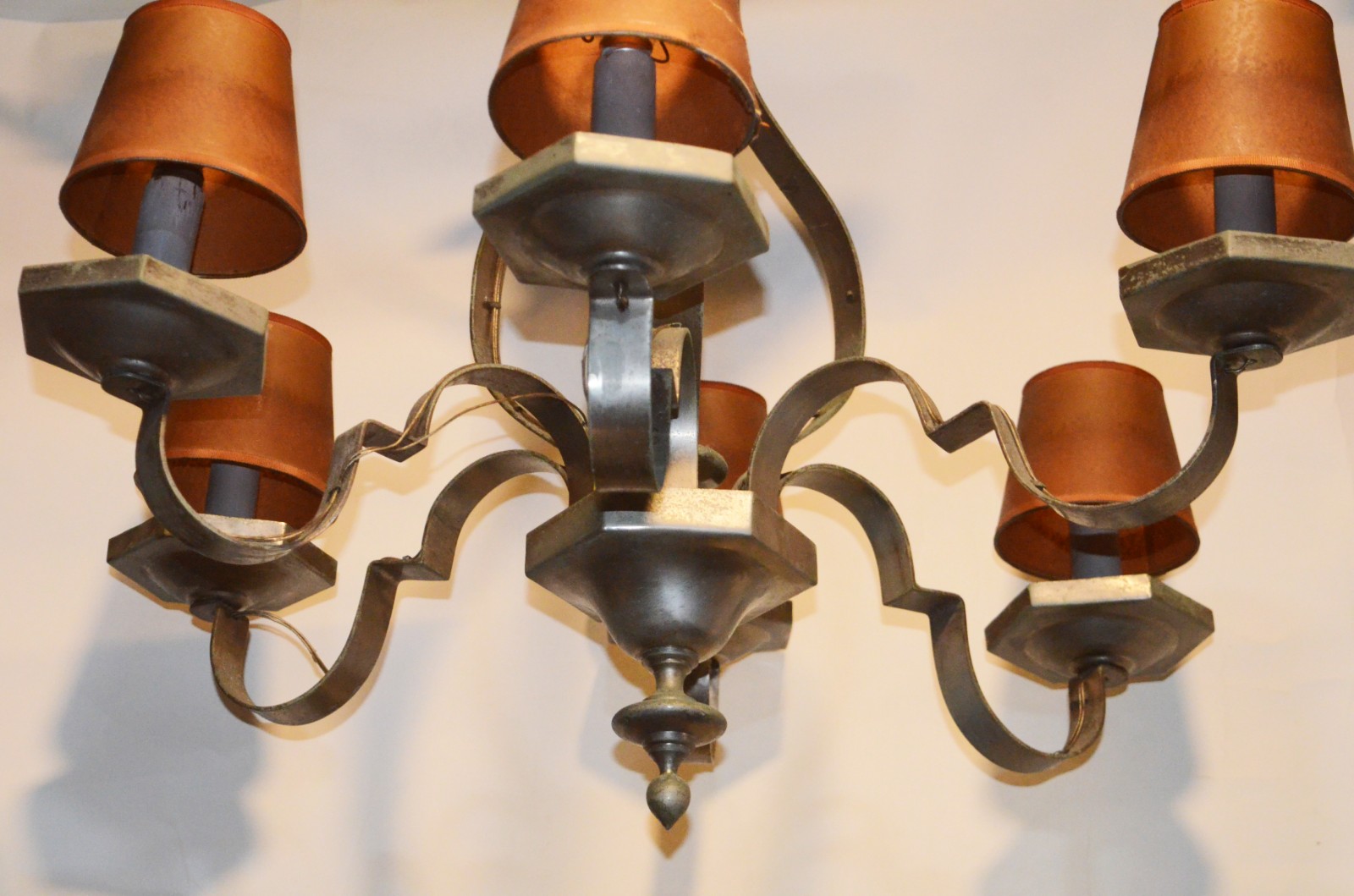 Lustre de metal para 6 luzes com base e bobeches sextavadas, mangas... - foto 2 de 3