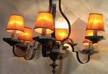 Lustre de metal para 6 luzes com base e bobeche... - Lustre de metal para 6 luzes com base e bobeches sextavadas, mangas de pergaminho. Oxidado. Desgastes.