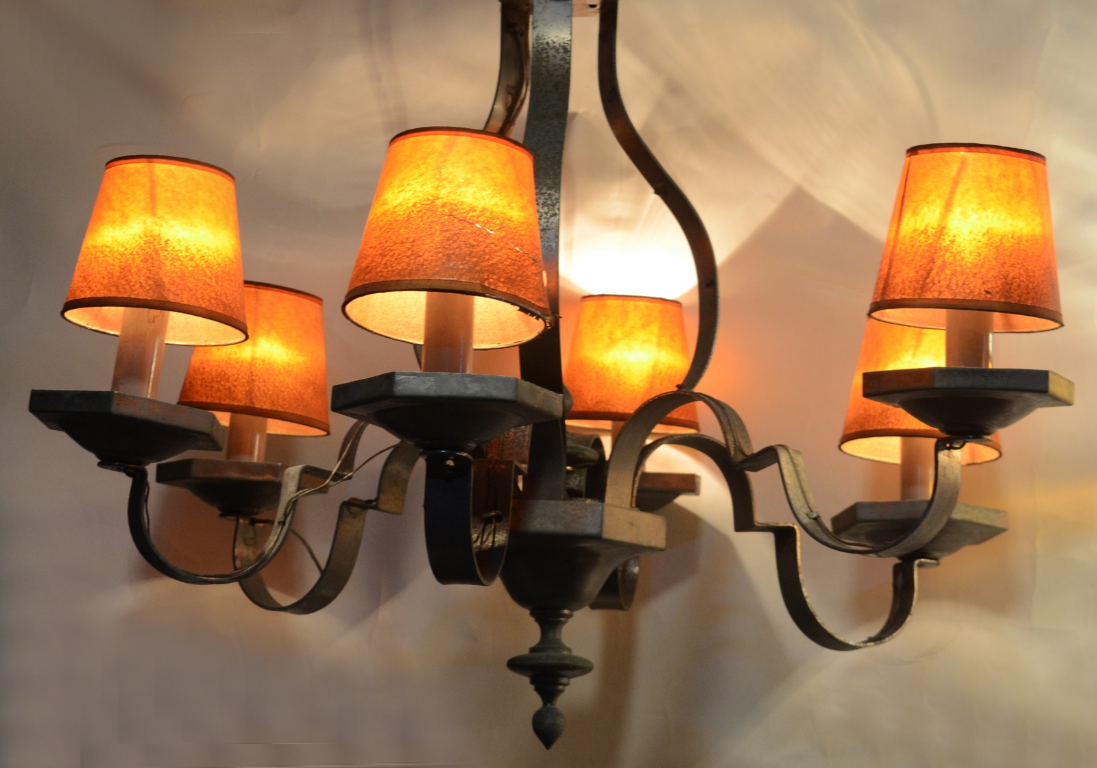 Lustre de metal para 6 luzes com base e bobeches sextavadas, mangas... - foto 3 de 3