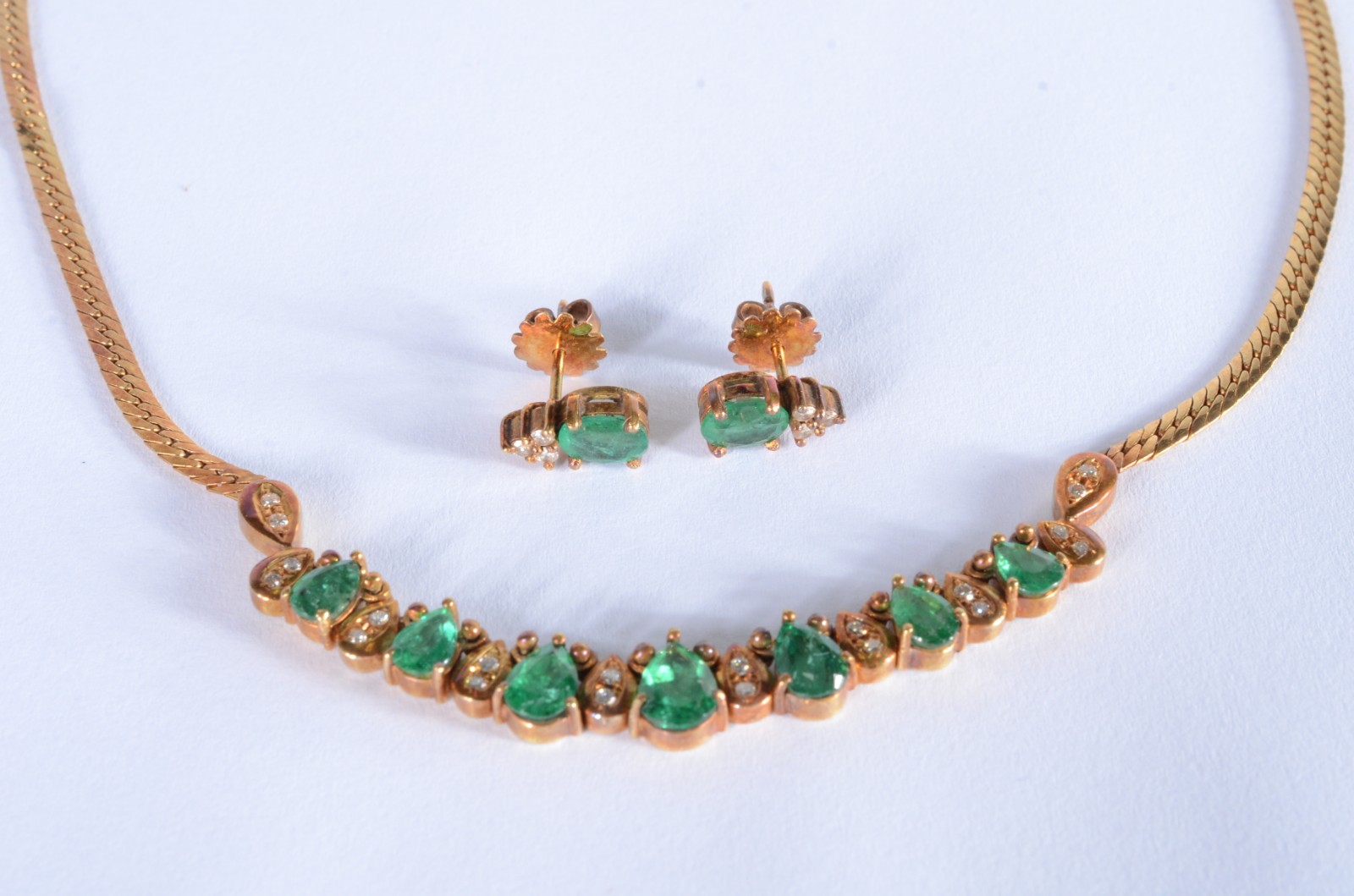 Conjunto de colar e par de brincos de ouro 18 k., com esmeraldas... - foto 1 de 10