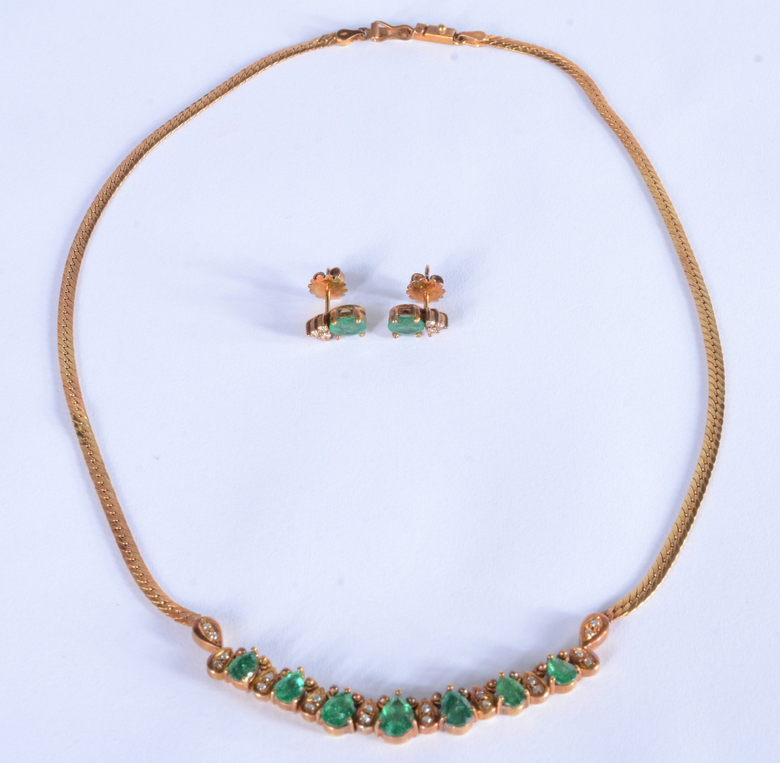 Conjunto de colar e par de brincos de ouro 18 k., com esmeraldas... - foto 3 de 10