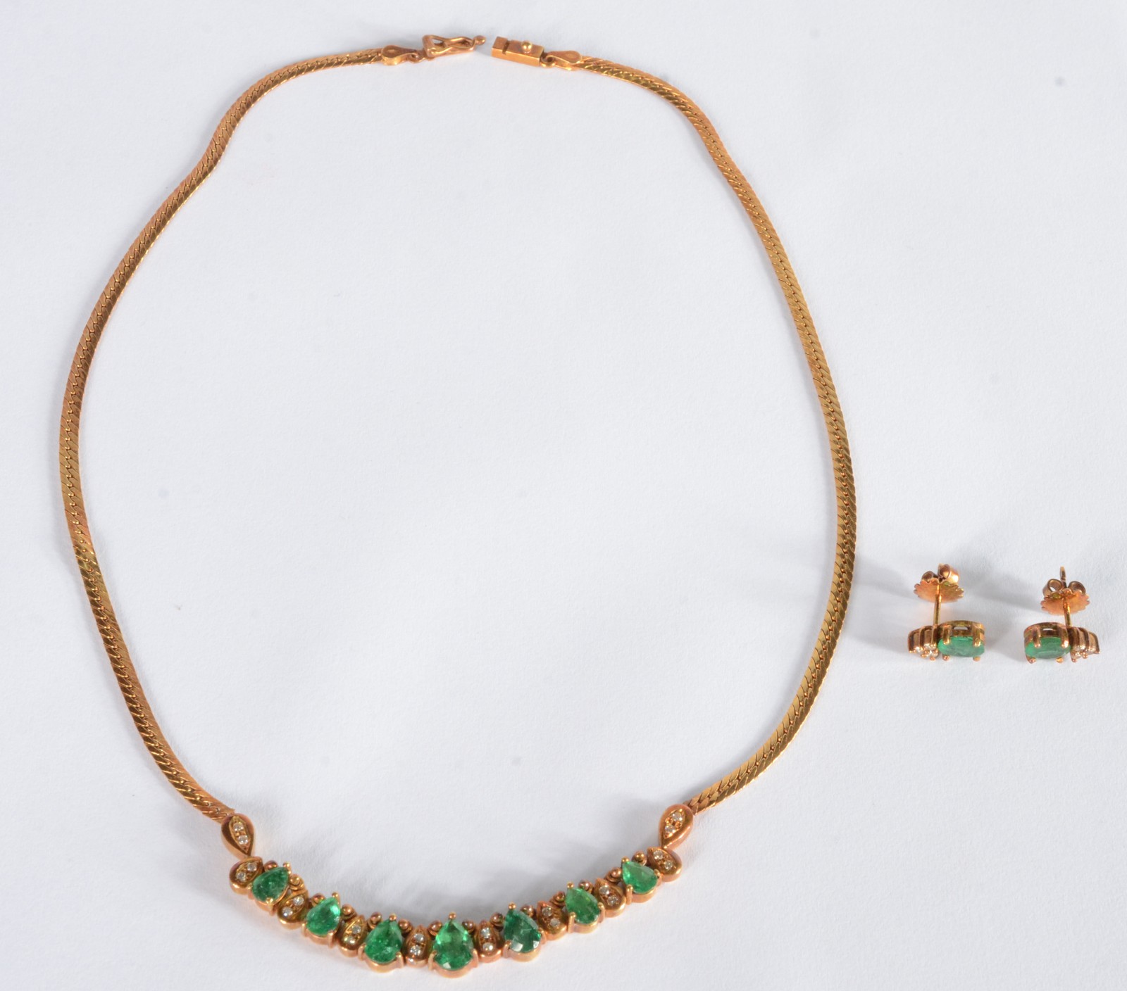 Conjunto de colar e par de brincos de ouro 18 k., com esmeraldas... - foto 4 de 10