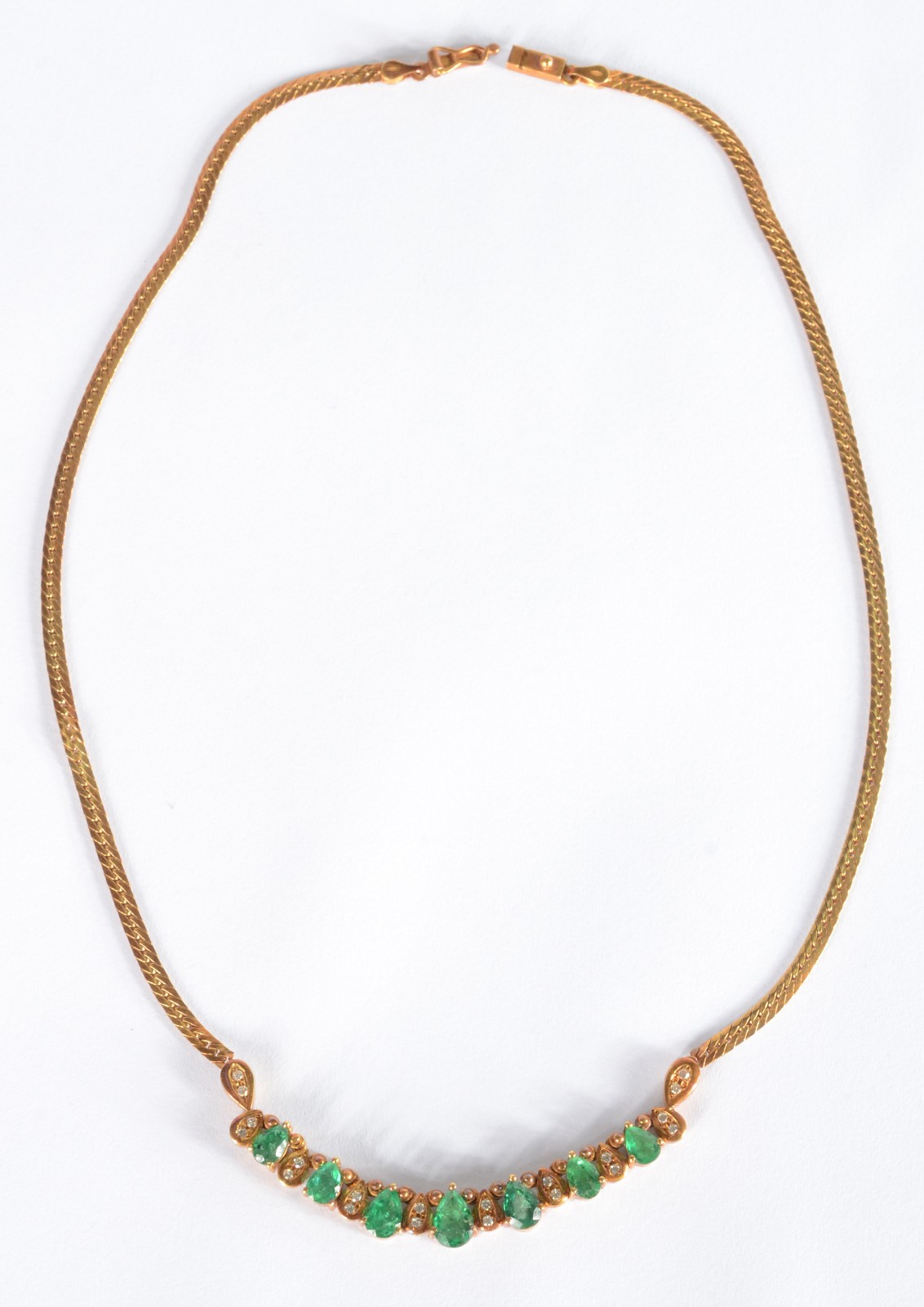 Conjunto de colar e par de brincos de ouro 18 k., com esmeraldas... - foto 5 de 10