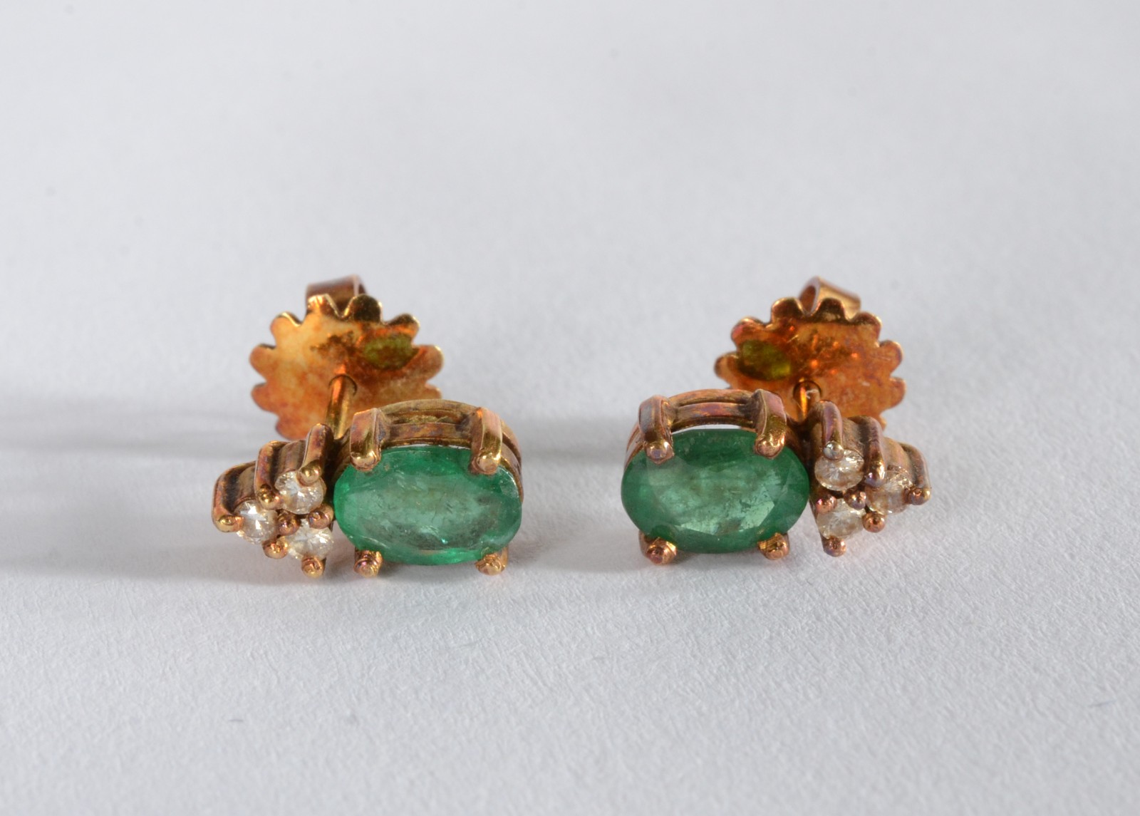 Conjunto de colar e par de brincos de ouro 18 k., com esmeraldas... - foto 6 de 10