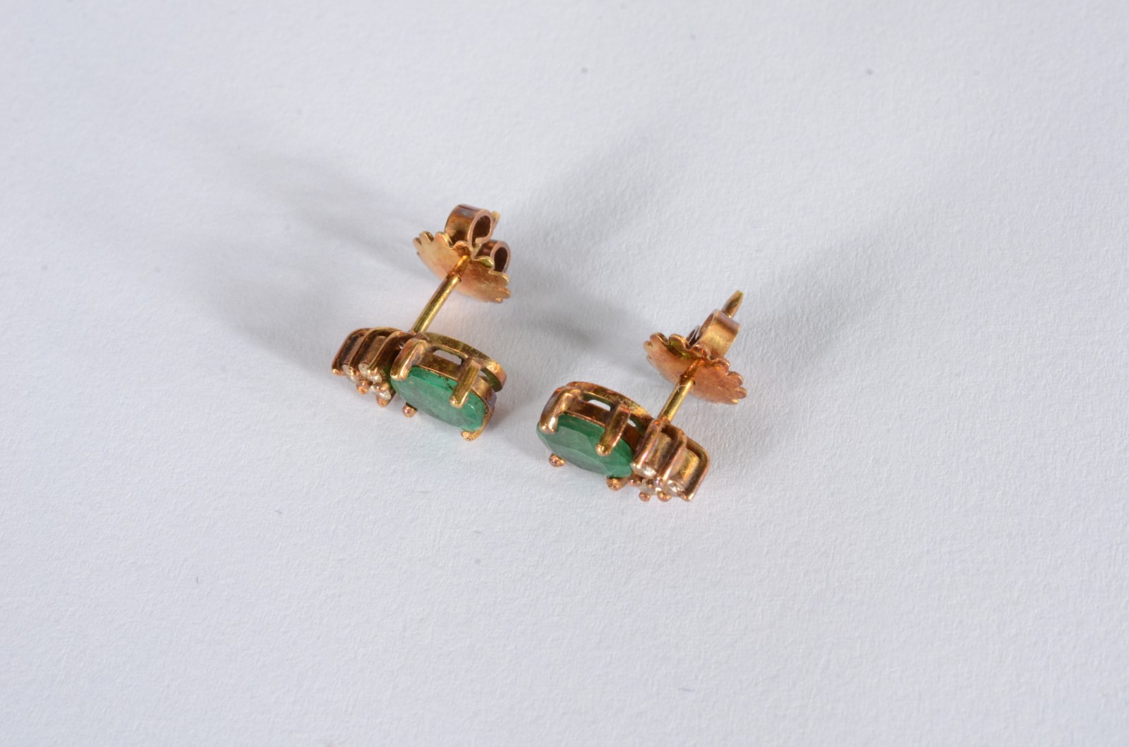 Conjunto de colar e par de brincos de ouro 18 k., com esmeraldas... - foto 7 de 10