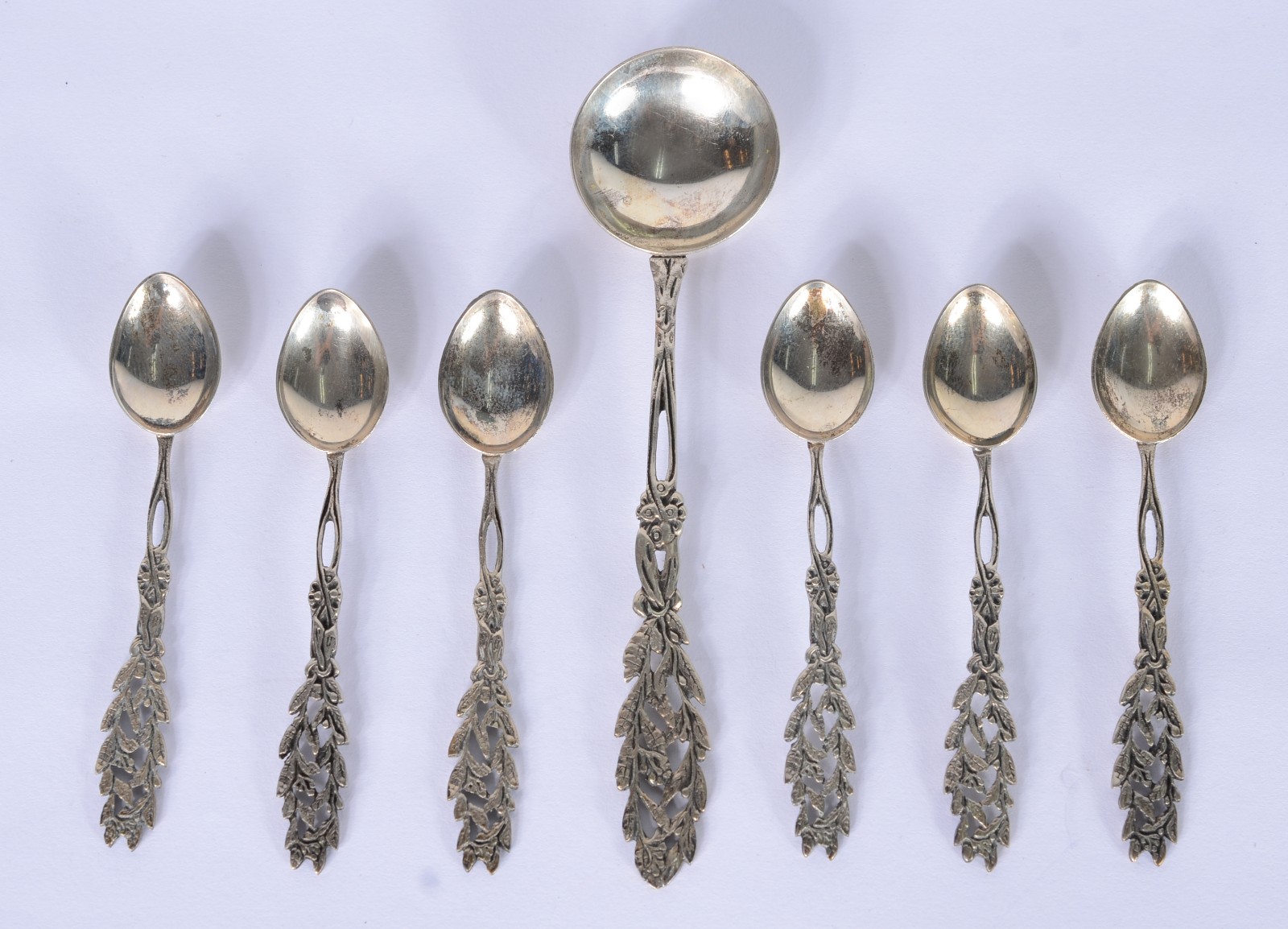 Conjunto com 6 colheres para café e uma colher grande para açúcar de... - foto 3 de 6