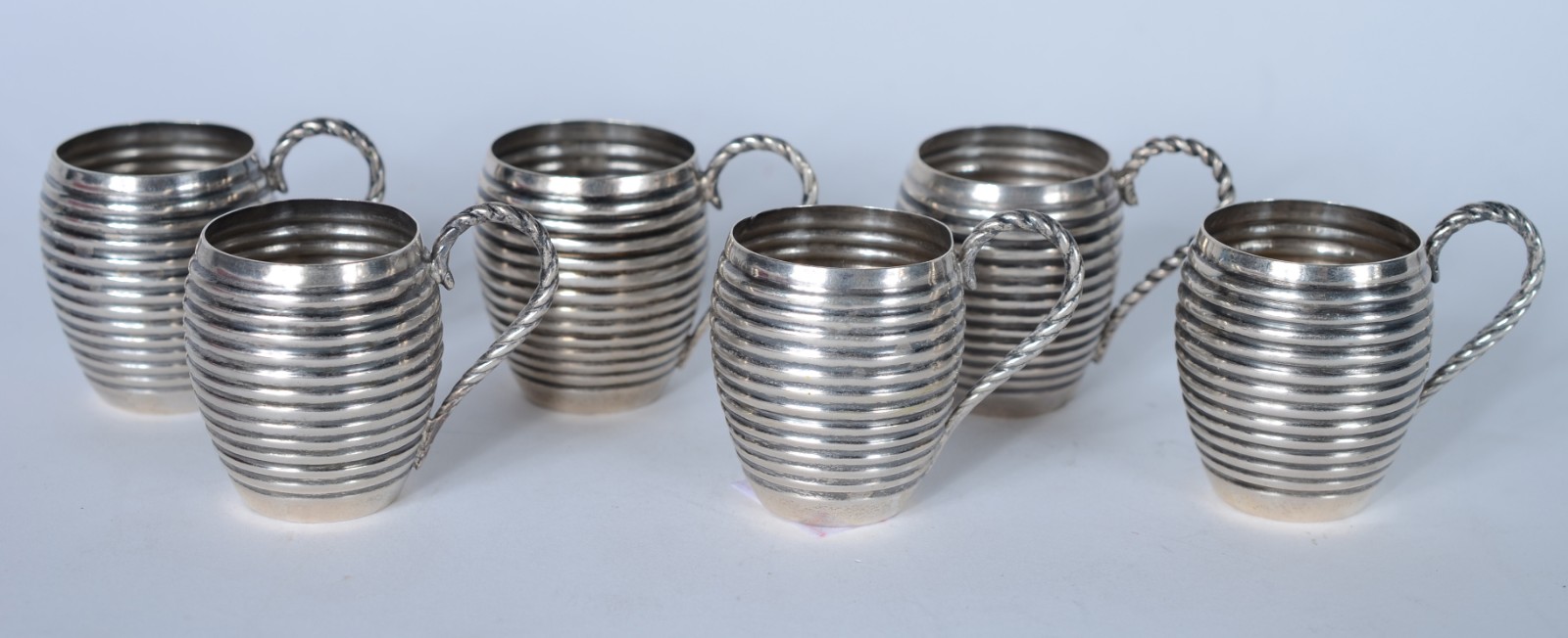 Conjunto com 6 canecas pequenas de prata, contraste 800 mls. Peso da... - foto 1 de 4