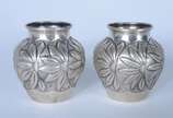 Par de vasos de prata portuguesa, contraste Águ... - Par de vasos de prata portuguesa, contraste Águia decorados com flores em relevo. Peso da prata: 30 g. (Por motivos de segurança a peça não se e...