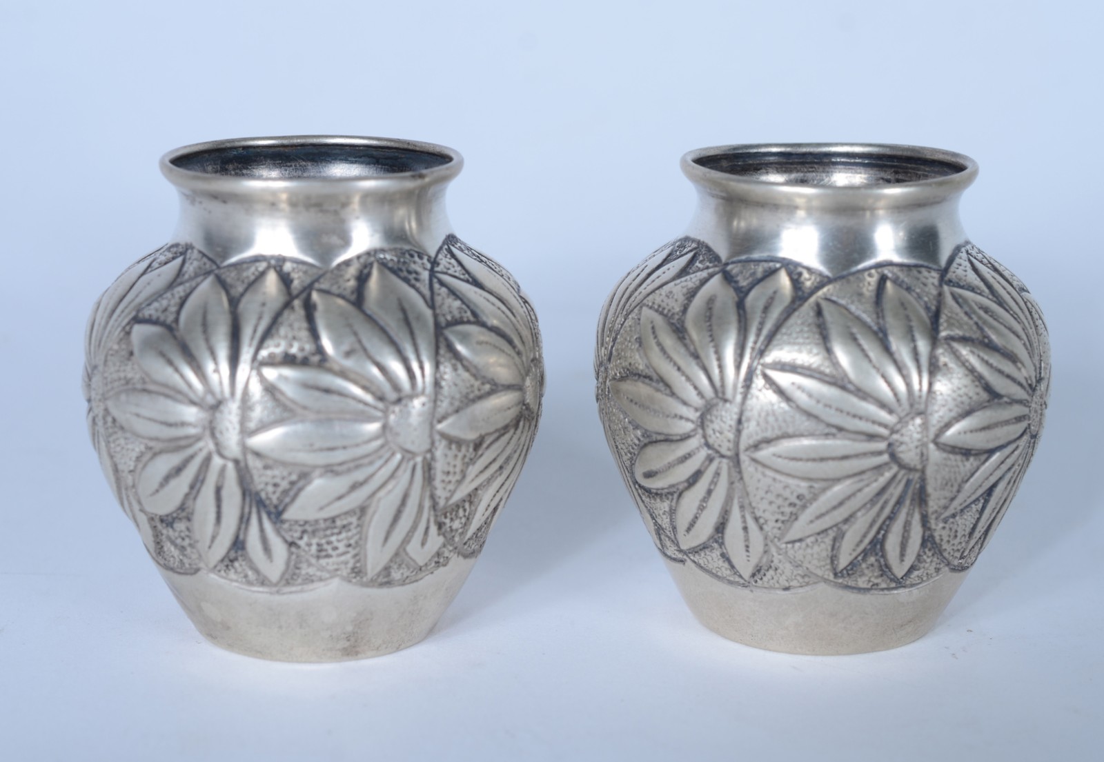 Par de vasos de prata portuguesa, contraste Águia decorados com... - foto 1 de 4