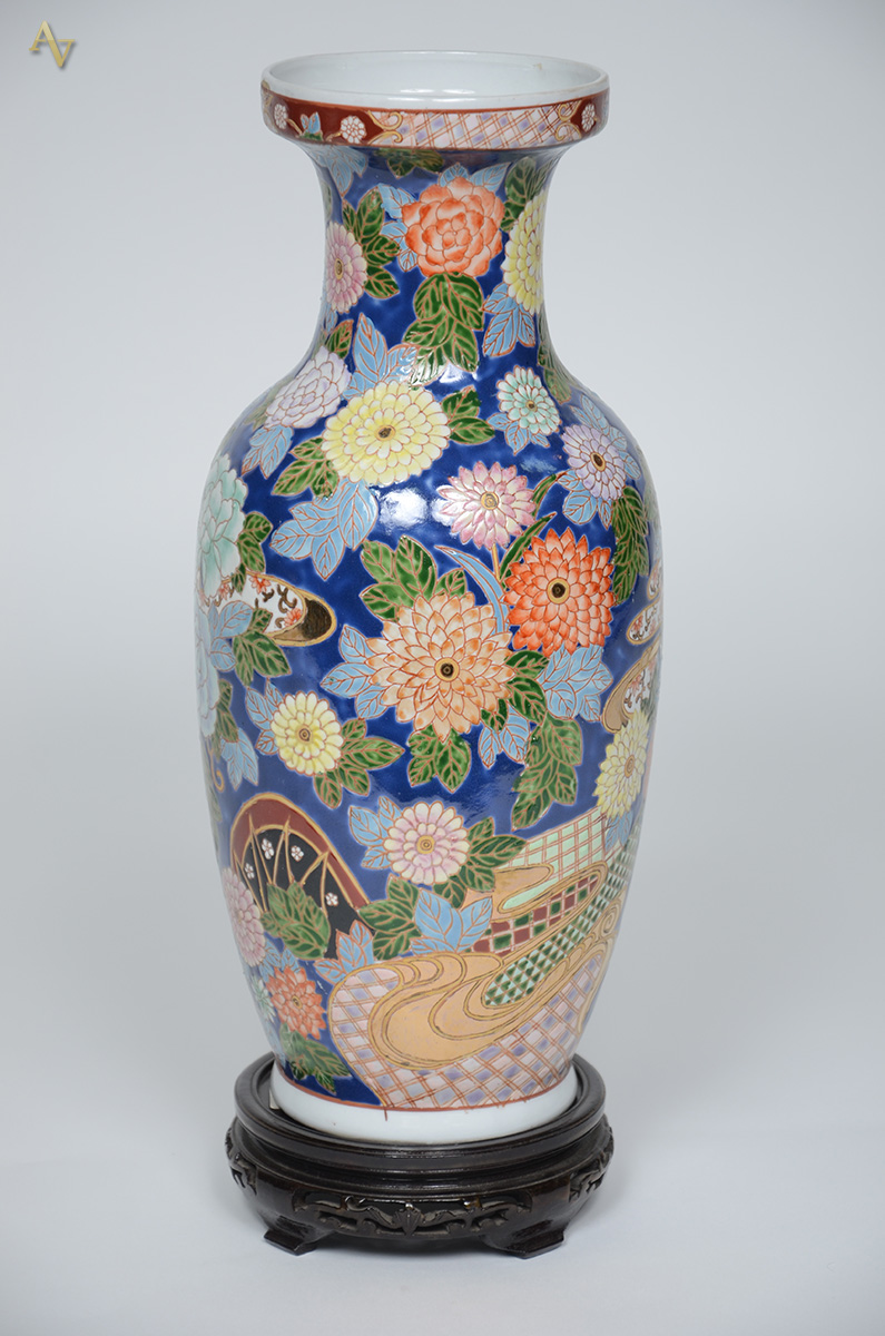 Vaso de porcelana com base de madeira. Altura total 46 cm. - foto 1 de 2
