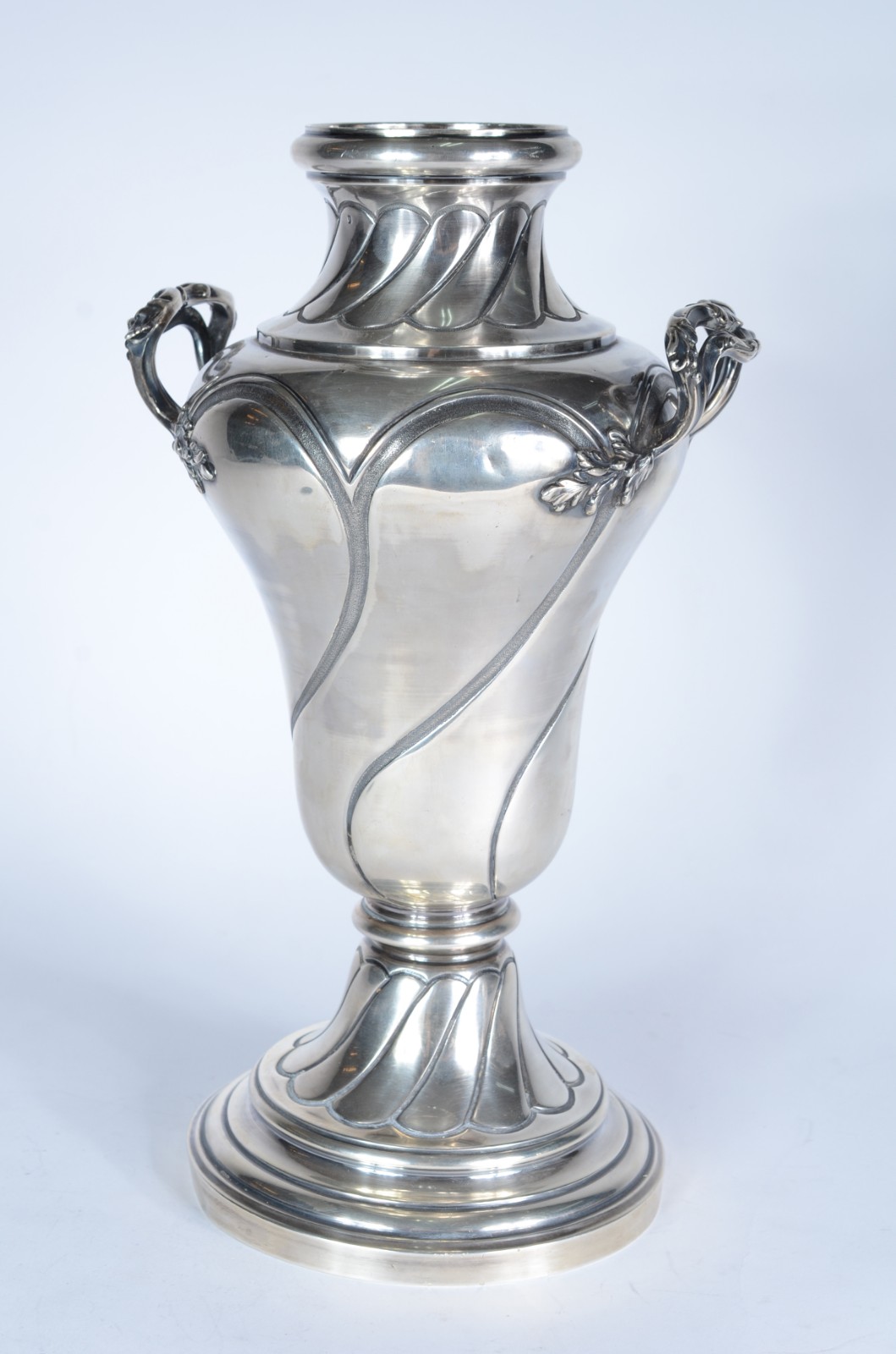 Vaso de prata francesa contrastada, gomos retorcidos, alças decoradas... - foto 1 de 8