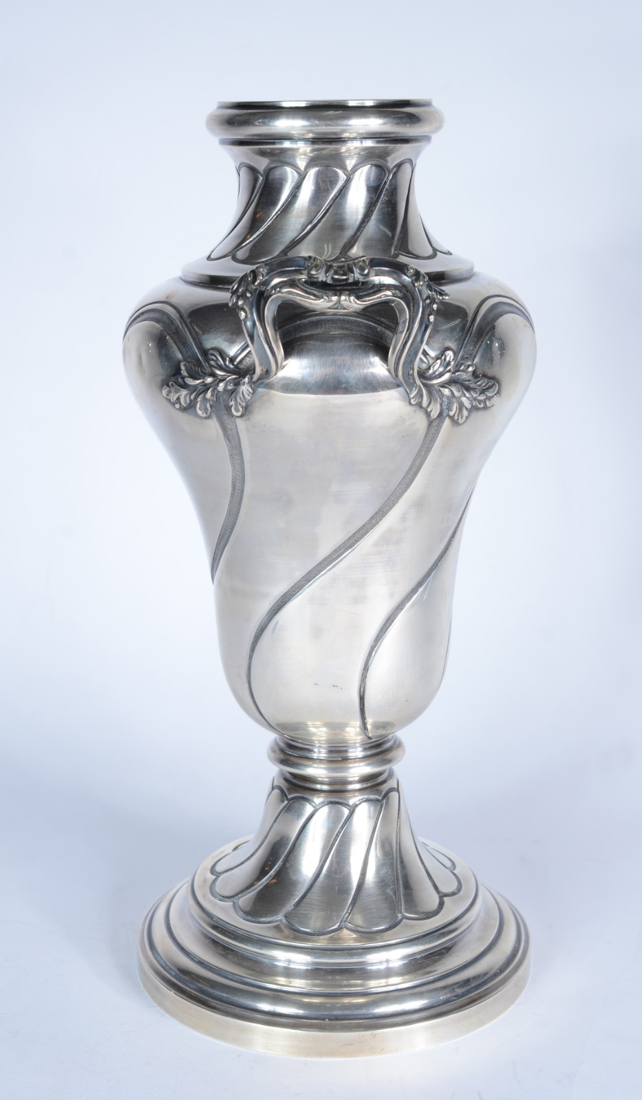 Vaso de prata francesa contrastada, gomos retorcidos, alças decoradas... - foto 2 de 8
