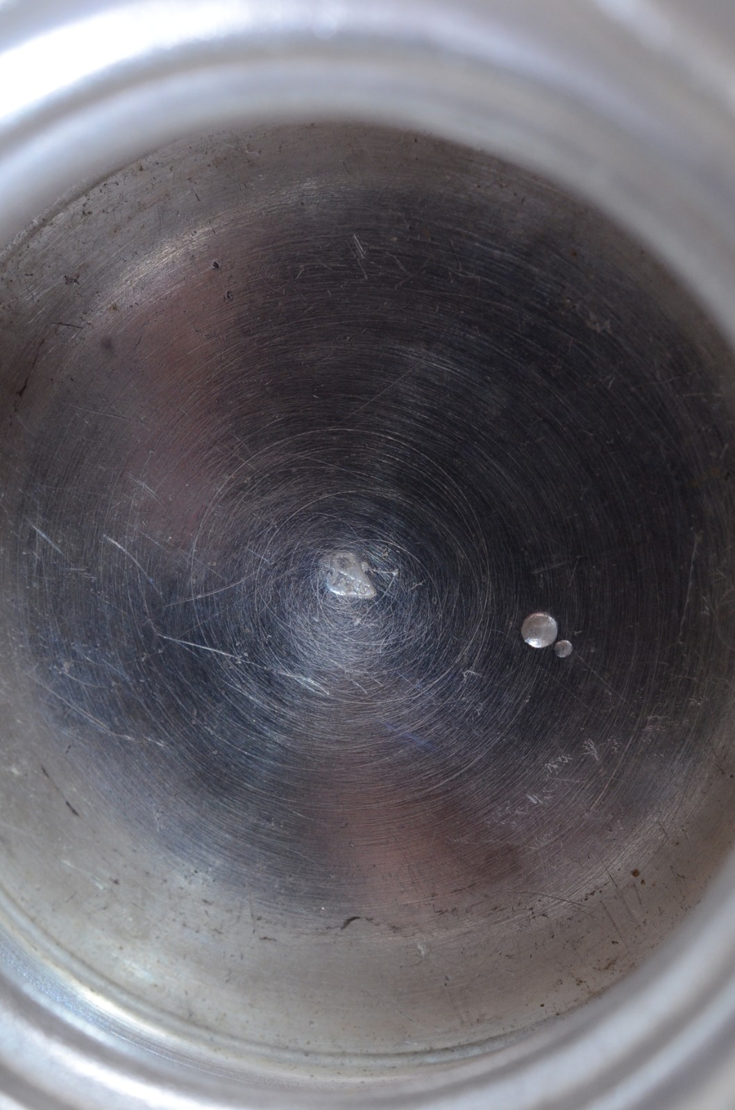 Vaso de prata francesa contrastada, gomos retorcidos, alças decoradas... - foto 7 de 8
