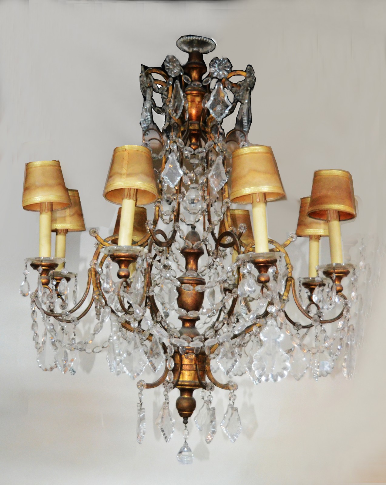 Elegante lustre estilo Versailles, estrutura de metal dourado com... - foto 1 de 4