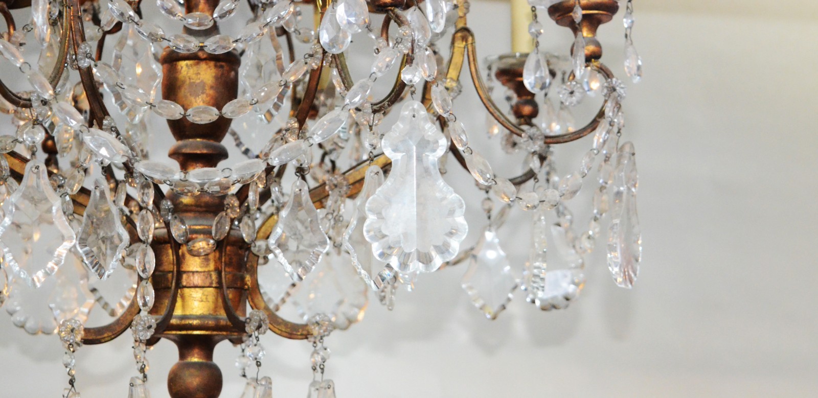 Elegante lustre estilo Versailles, estrutura de metal dourado com... - foto 2 de 4