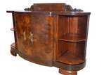Móvel buffet de madeira nobre no estilo Art Dec... - Móvel buffet de madeira nobre no estilo Art Deco. Duas portas centrais no feitio semi bombé, prateleira interna, quinas vazadas com prateleiras ...